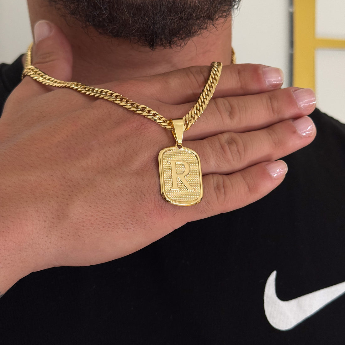 Colar Plaquinha De Letra - Corrente Lacraia 6mm Banhado A Ouro 18k