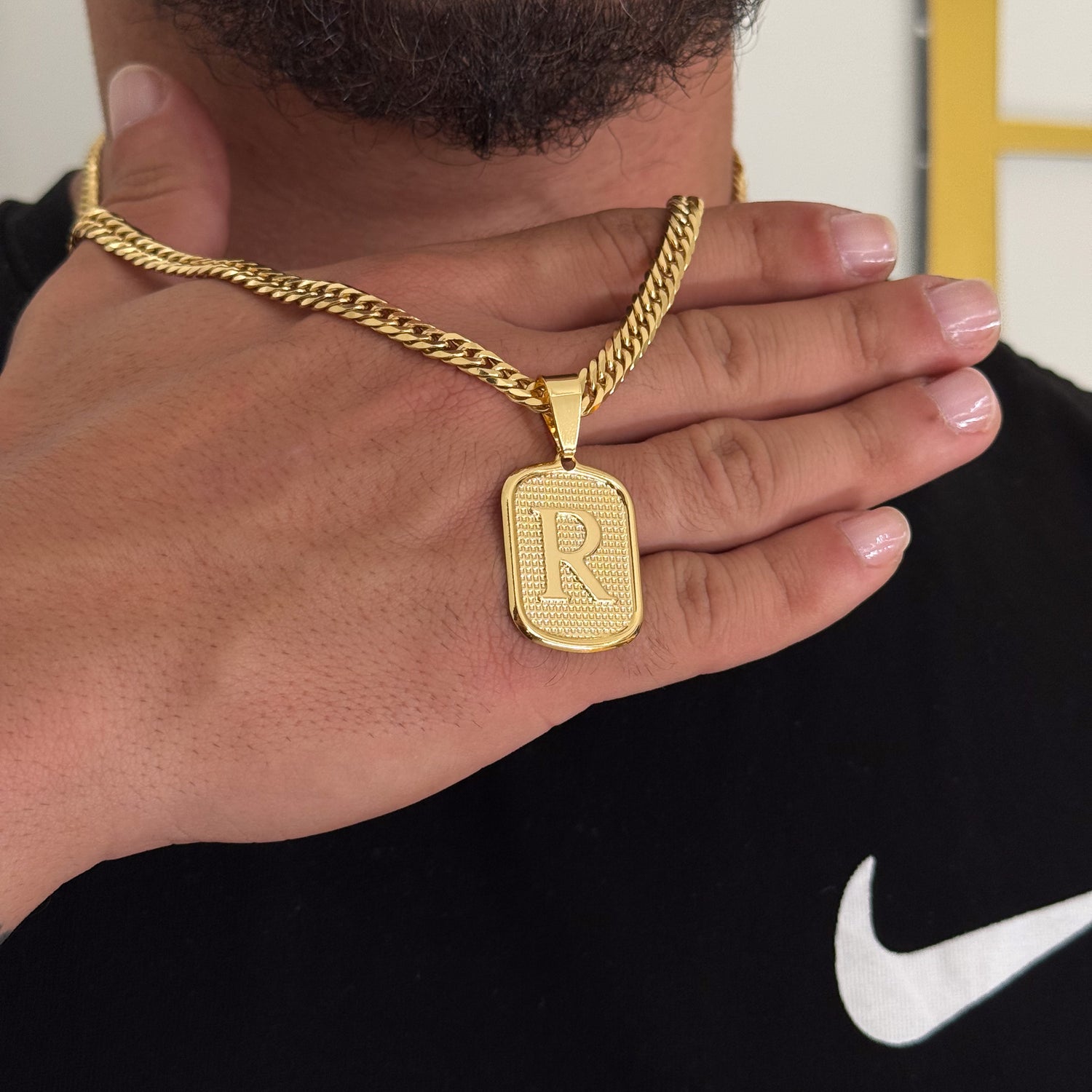 Colar Plaquinha De Letra - Corrente Lacraia 6mm Banhado A Ouro 18k