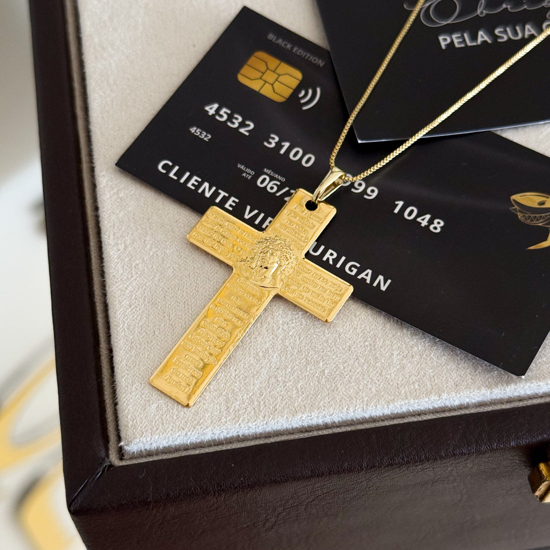 Pingente Crucifixo Com Oração Pai Nosso E Jesus 5x3,5cm Banhado A Ouro 18k