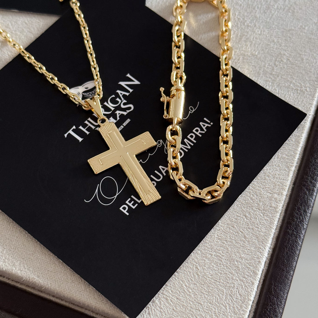 Colar Crucifixo Em Alto Relevo - Corrente e Pulseira Cadeado Banhado A Ouro 18k