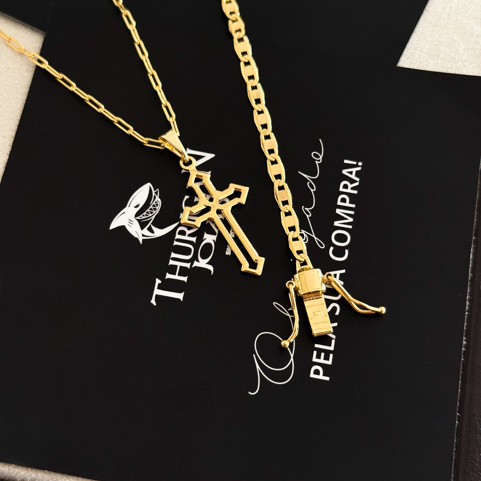 Colar Crucifixo Detalhado Vazado - Corrente Cadeado Alongado e Pulseira Piastrine Banhado A Ouro 18k