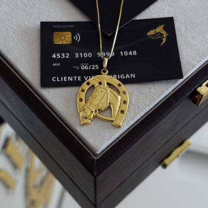 Pingente Ferradura Cavalo Vazado 4x3cm Banhado A Ouro 18k