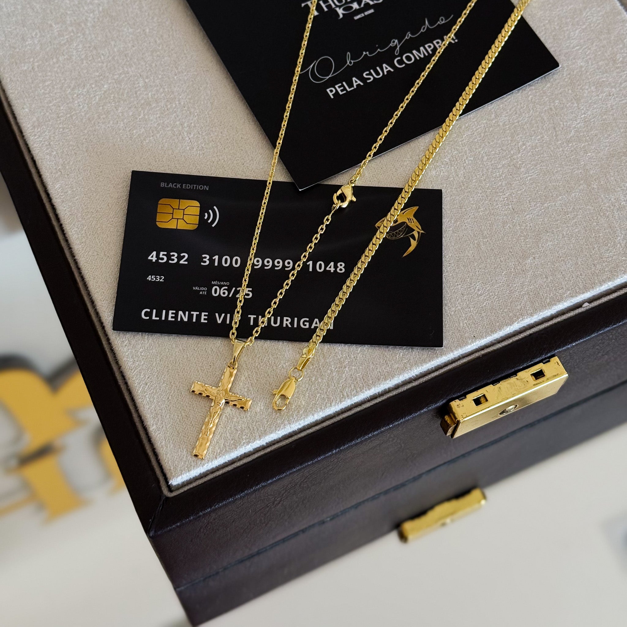 Colar Crucifixo Jesus Na Cruz - Corrente Cadeado e Pulseira Grumet Flat Banhado A Ouro 18k