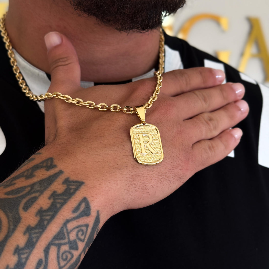 Colar Plaquinha De Letra - Corrente Cadeado Banhado A Ouro 18k