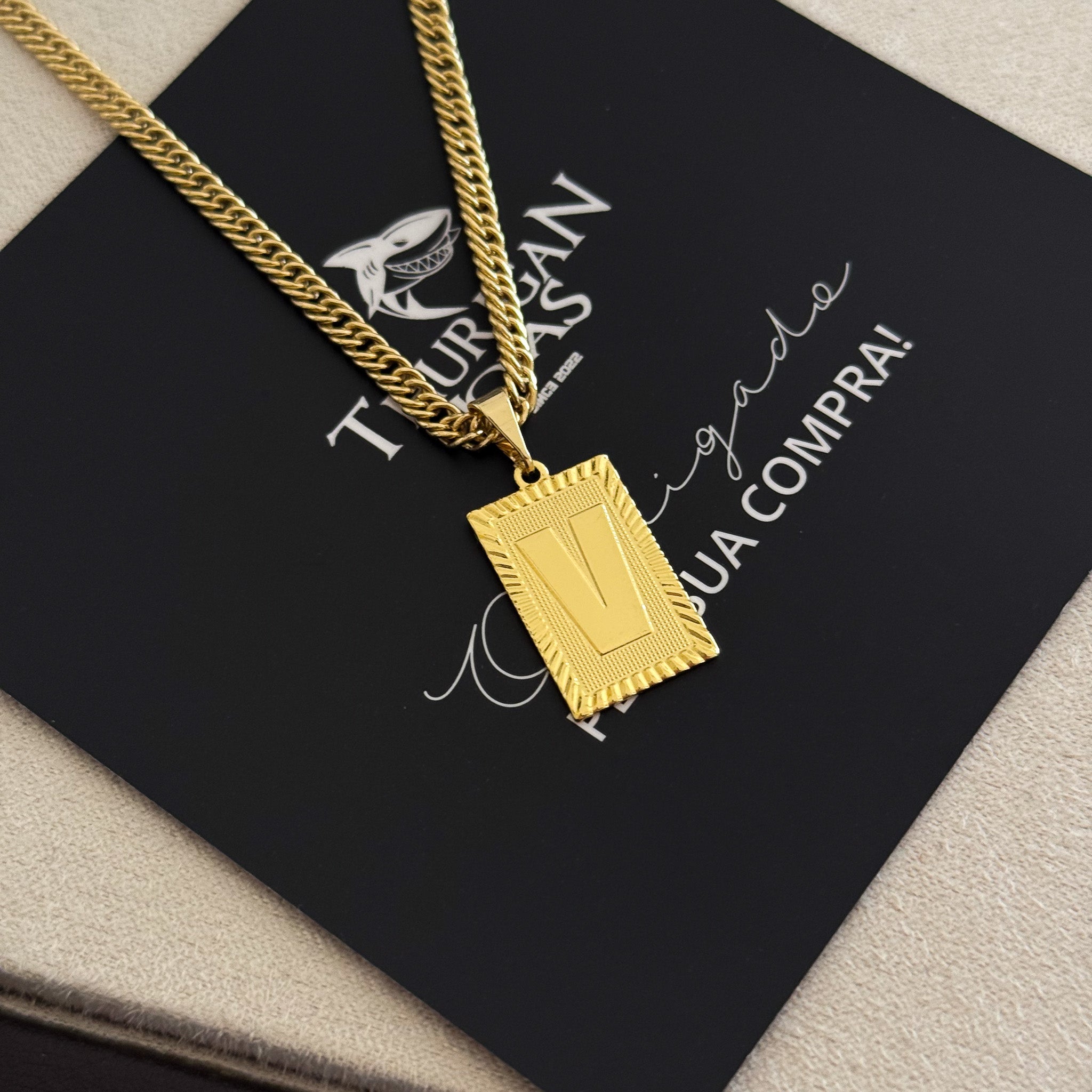 Colar Plaquinha De Letra - Corrente Lacraia 3mm Banhado A Ouro 18k