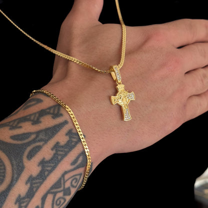 Colar Crucifixo Face De Cristo Detalhado Cravejado P - Corrente e Pulseira Grumet Flat Banhado A Ouro 18k