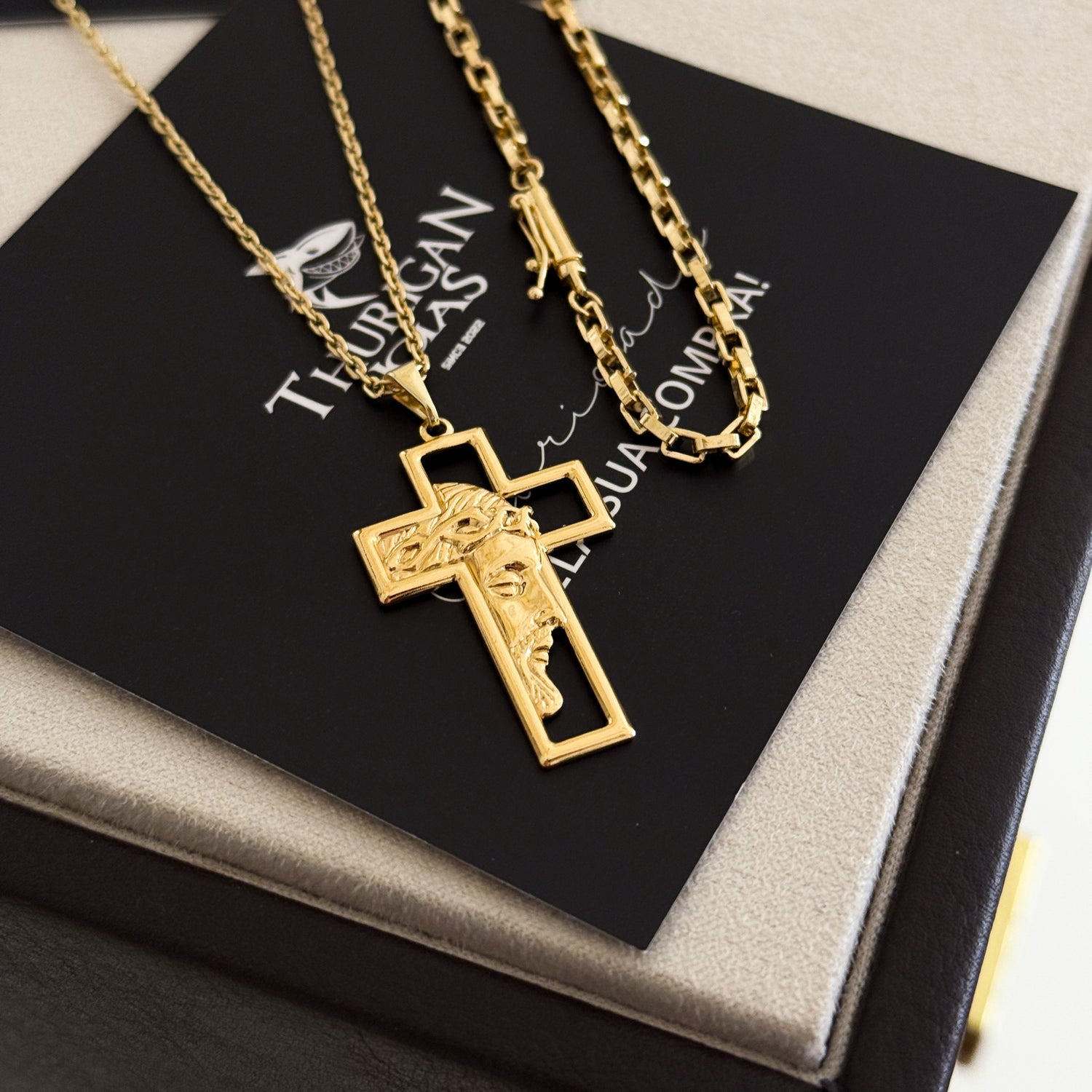 Colar Crucifixo Com Jesus Vazado - Corrente Cadeado e Pulseira Veneziana Banhado A Ouro 18k