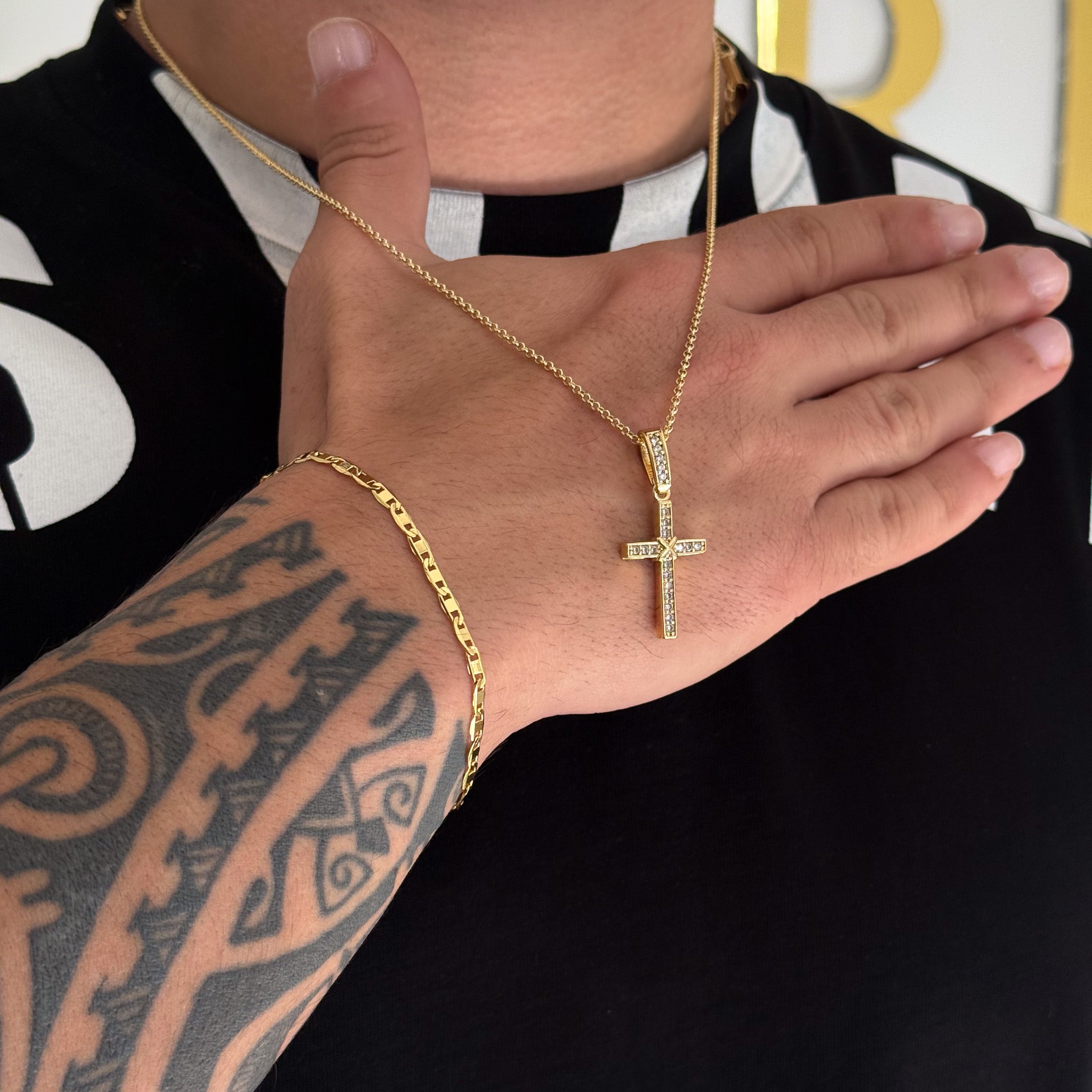 Colar Crucifixo Amarrado Cravejado - Corrente Elo Português e Pulseira Piastrine Banhado A Ouro 18k