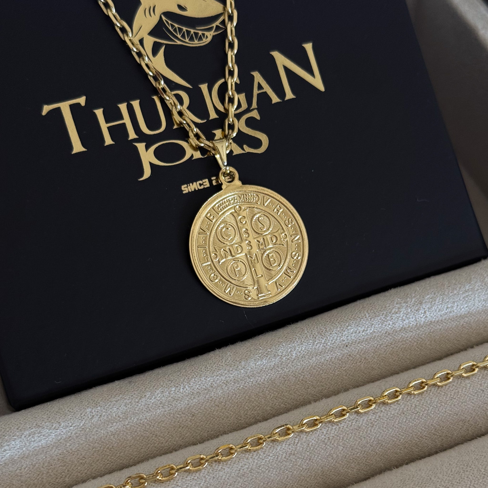 Colar Medalha De São Bento - Corrente e Pulseira Cadeado 2mm Banhado A Ouro 18k