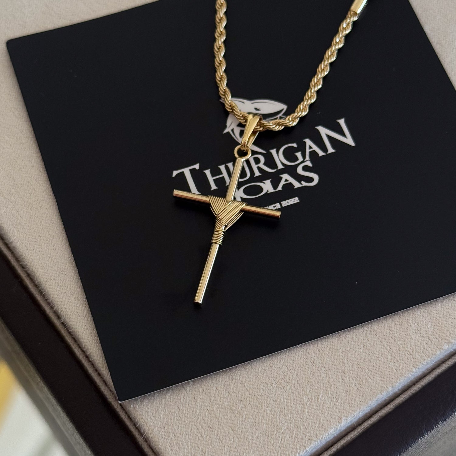 Colar Crucifixo Palito M - Corrente e Pulseira Baiana Banhado A Ouro 18k