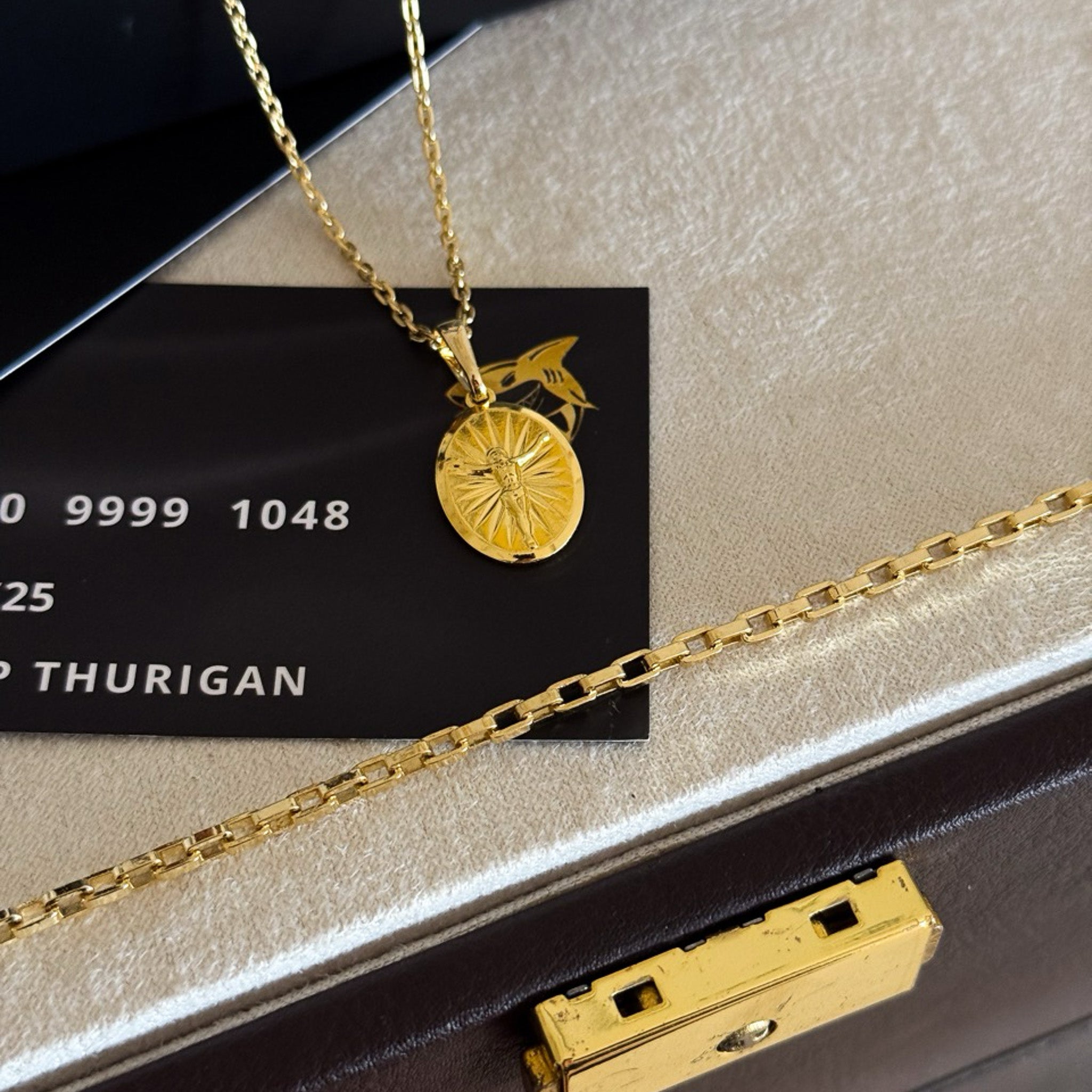 Colar Plaquinha Oval Jesus - Corrente Cadeado e Pulseira Veneziana Banhado A Ouro 18k