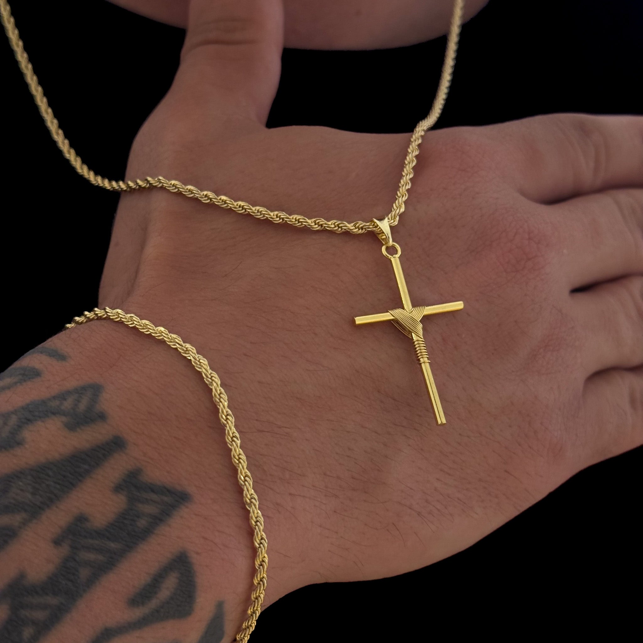 Colar Crucifixo Palito M - Corrente e Pulseira Baiana Banhado A Ouro 18k