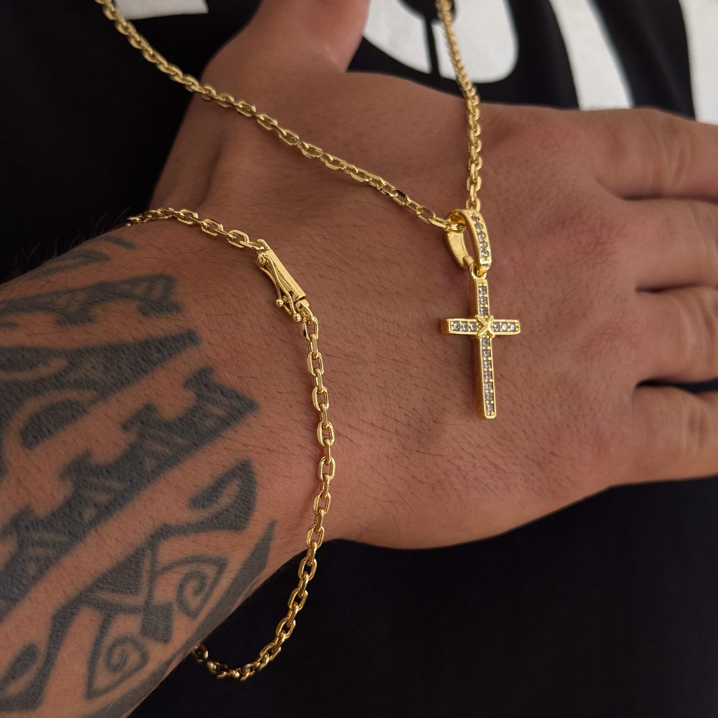 Colar Crucifixo Amarrado Cravejado - Corrente e Pulseira Cadeado 2mm Banhado A Ouro 18k