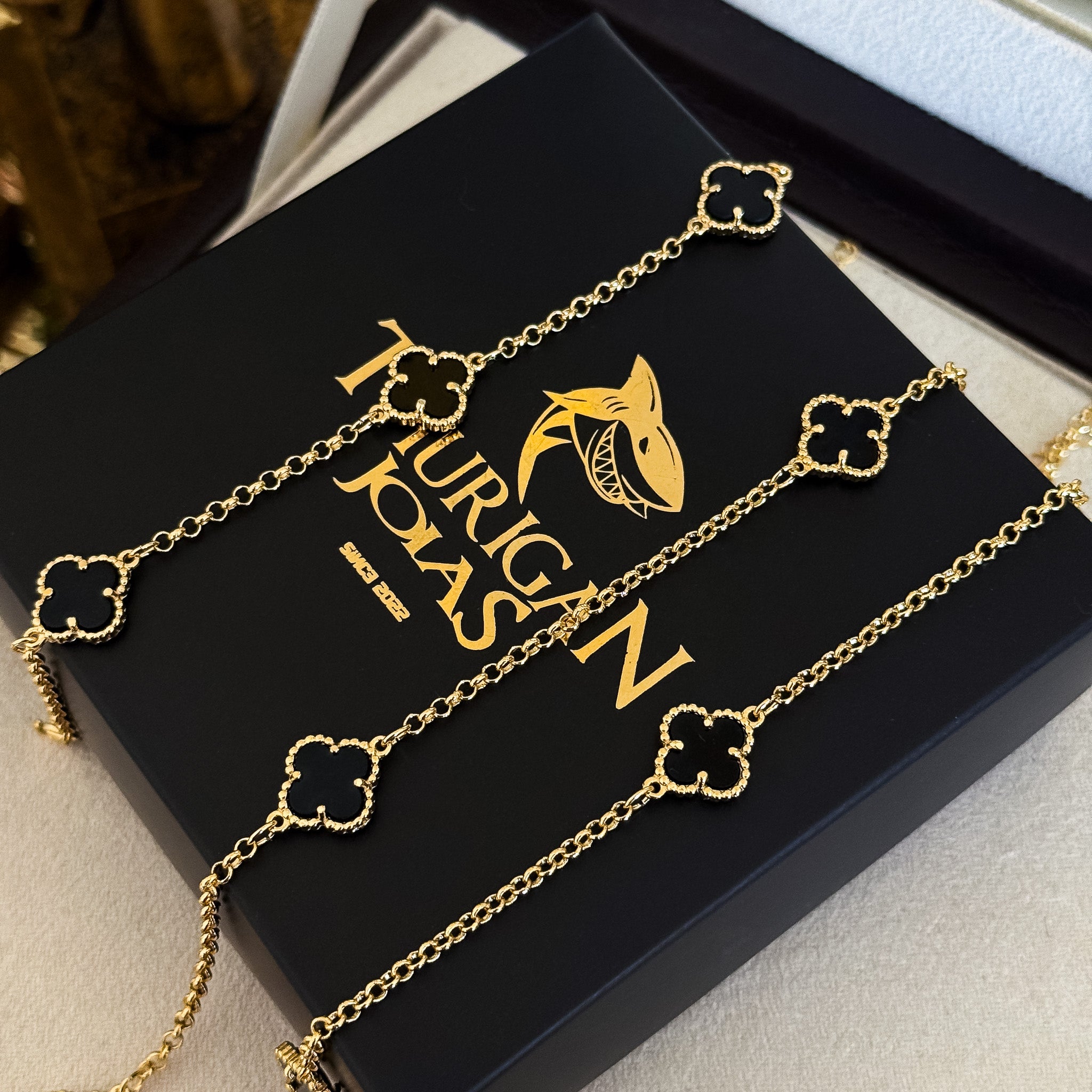 Kit Corrente e Pulseira Elo Português 2mm Trevo Ônix Banhado A Ouro 18k