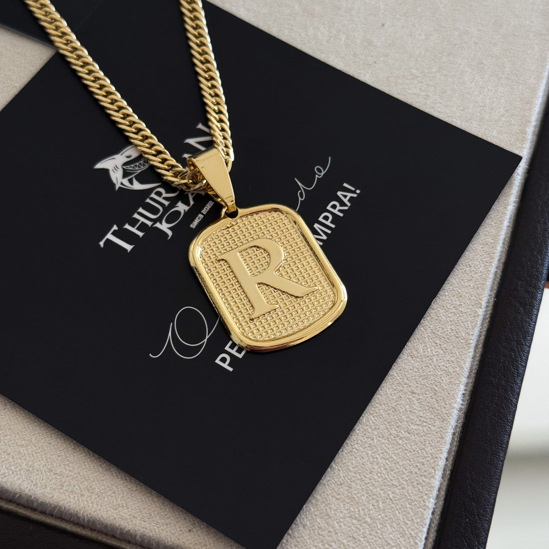 Colar Plaquinha De Letra - Corrente Lacraia 4mm Banhado A Ouro 18k