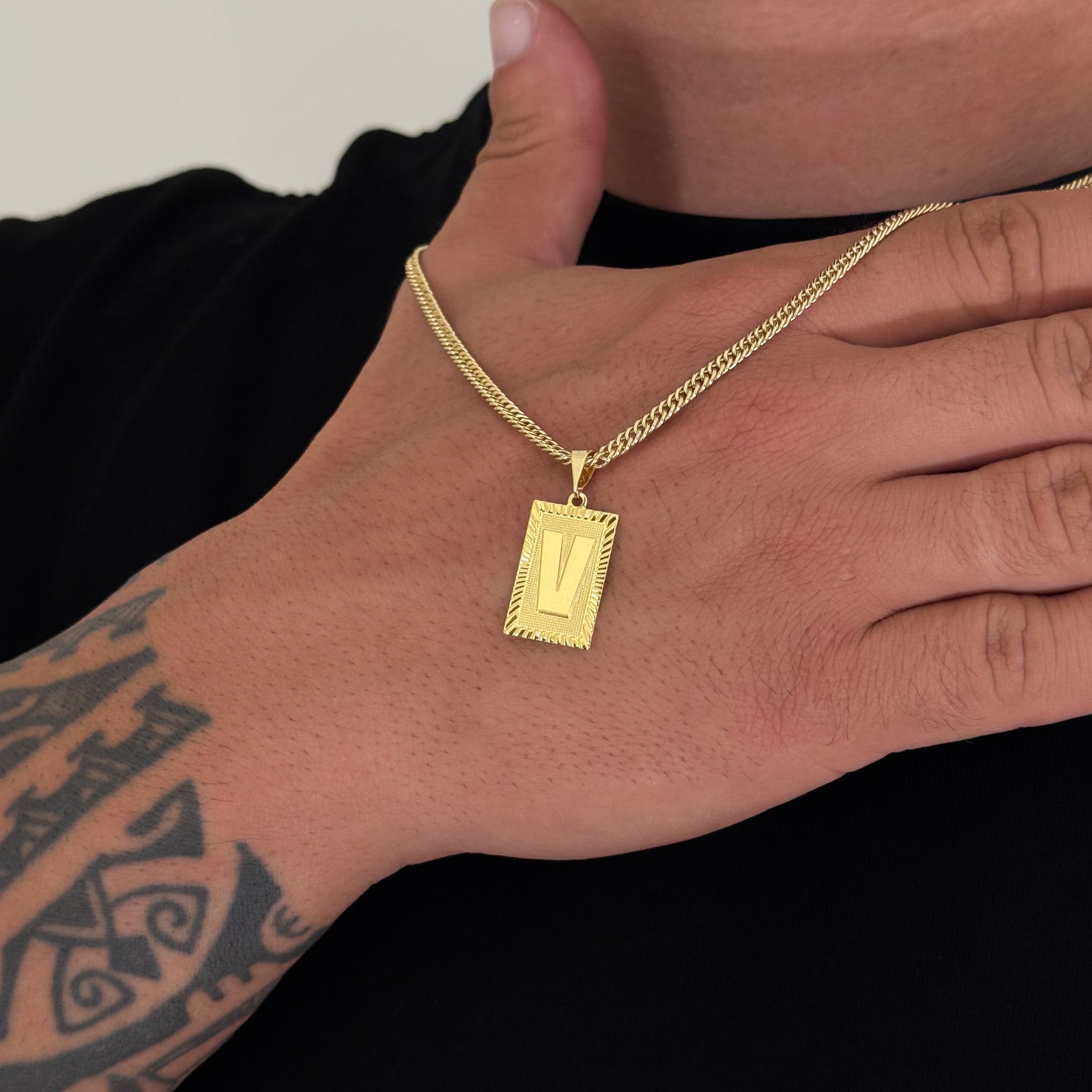 Colar Plaquinha De Letra - Corrente Lacraia 3mm Banhado A Ouro 18k