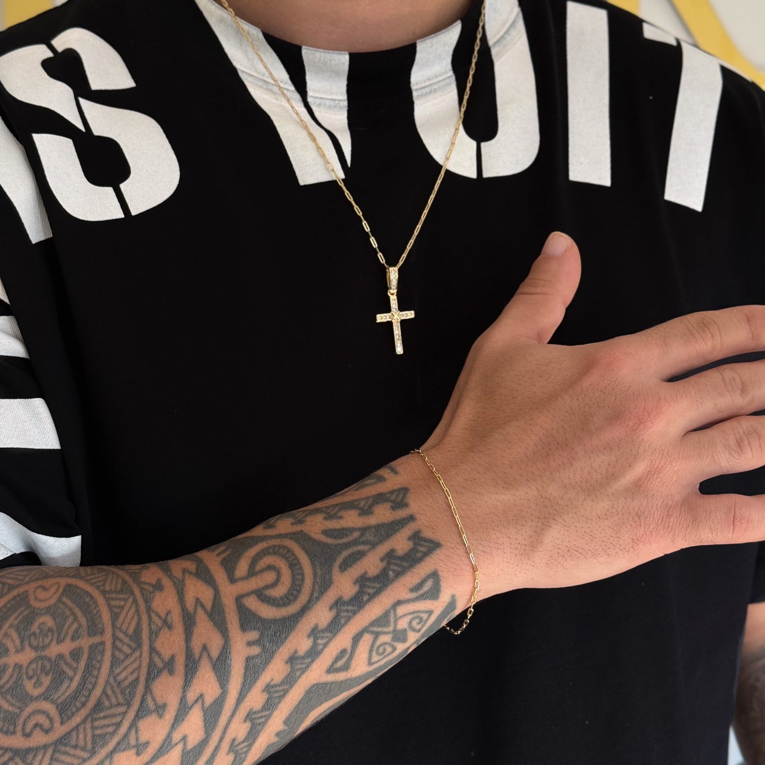 Colar Crucifixo Amarrado Cravejado - Corrente e Pulseira Cadeado Alongado Banhado A Ouro 18k