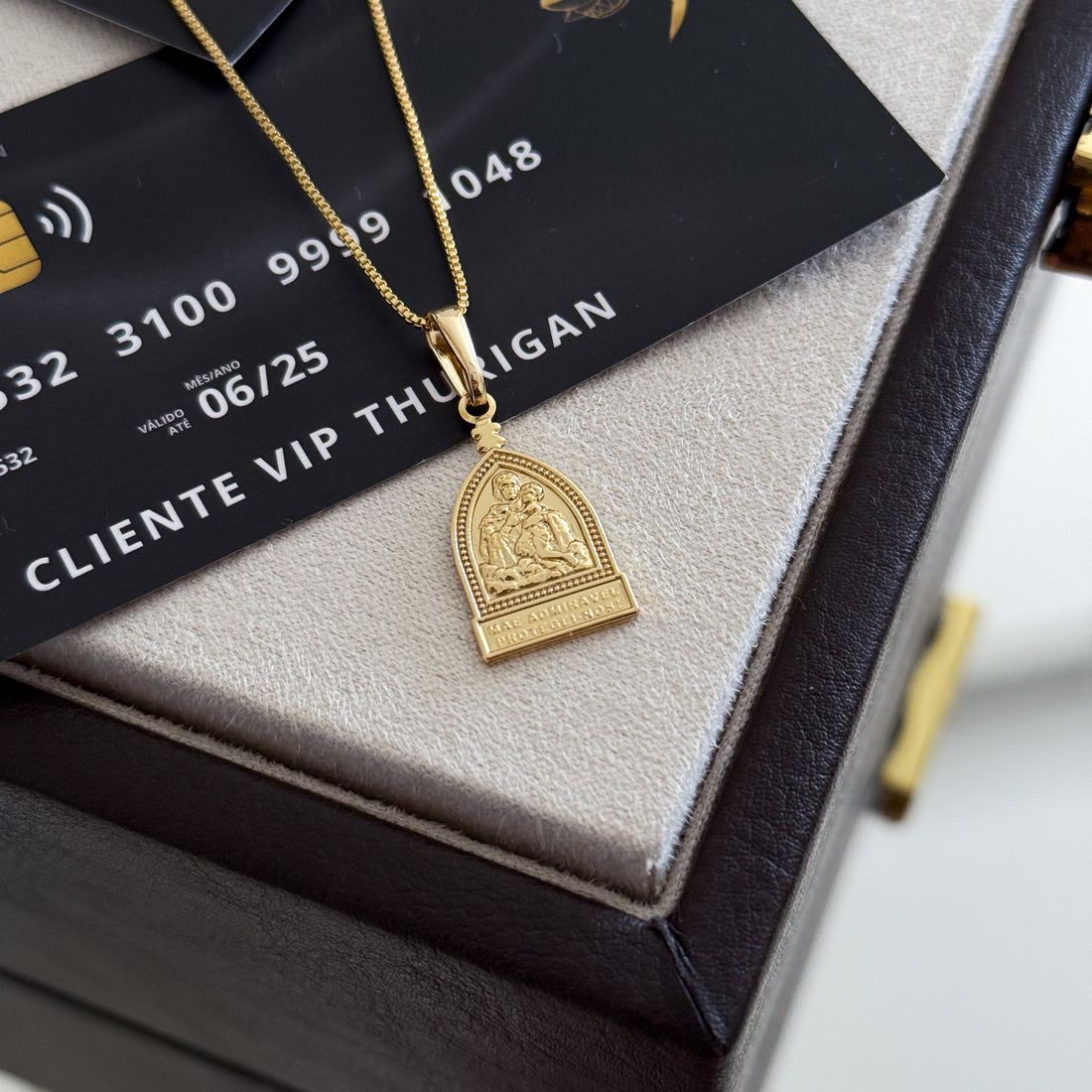 Pingente Mãe Rainha 2,5x1,5cm Banhado A Ouro 18k