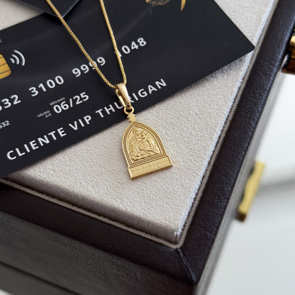 Pingente Mãe Rainha 2,5x1,5cm Banhado A Ouro 18k
