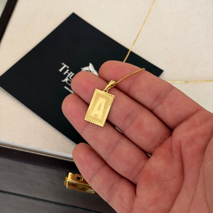 Pingente Plaquinha de Letra 2x1,3cm Banhado A Ouro 18k