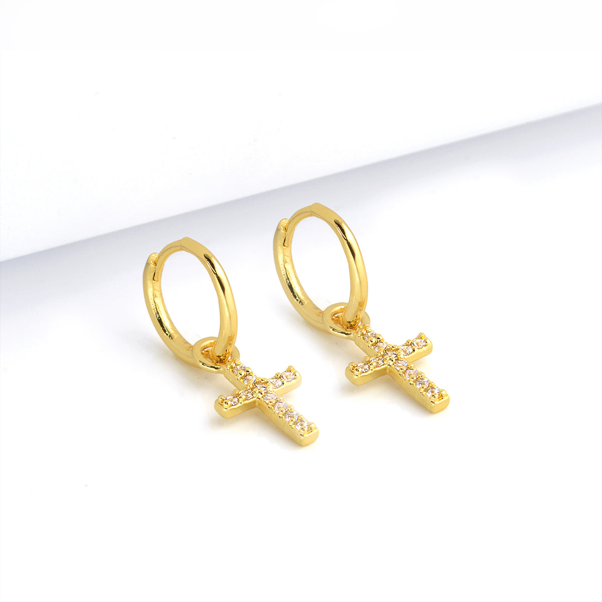 Brinco Argola Com Crucifixo Cravejado Banhado A Ouro 18k