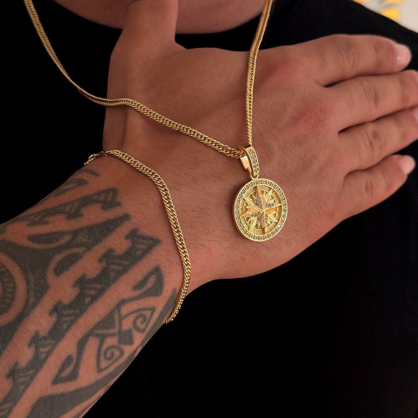 Colar Medalha Rosa Dos Ventos Cravejado P - Corrente e Pulseira Lacraia Banhado A Ouro 18k