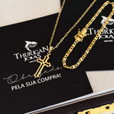 Colar Crucifixo Detalhado Vazado - Corrente Cadeado Alongado e Pulseira Piastrine Banhado A Ouro 18k