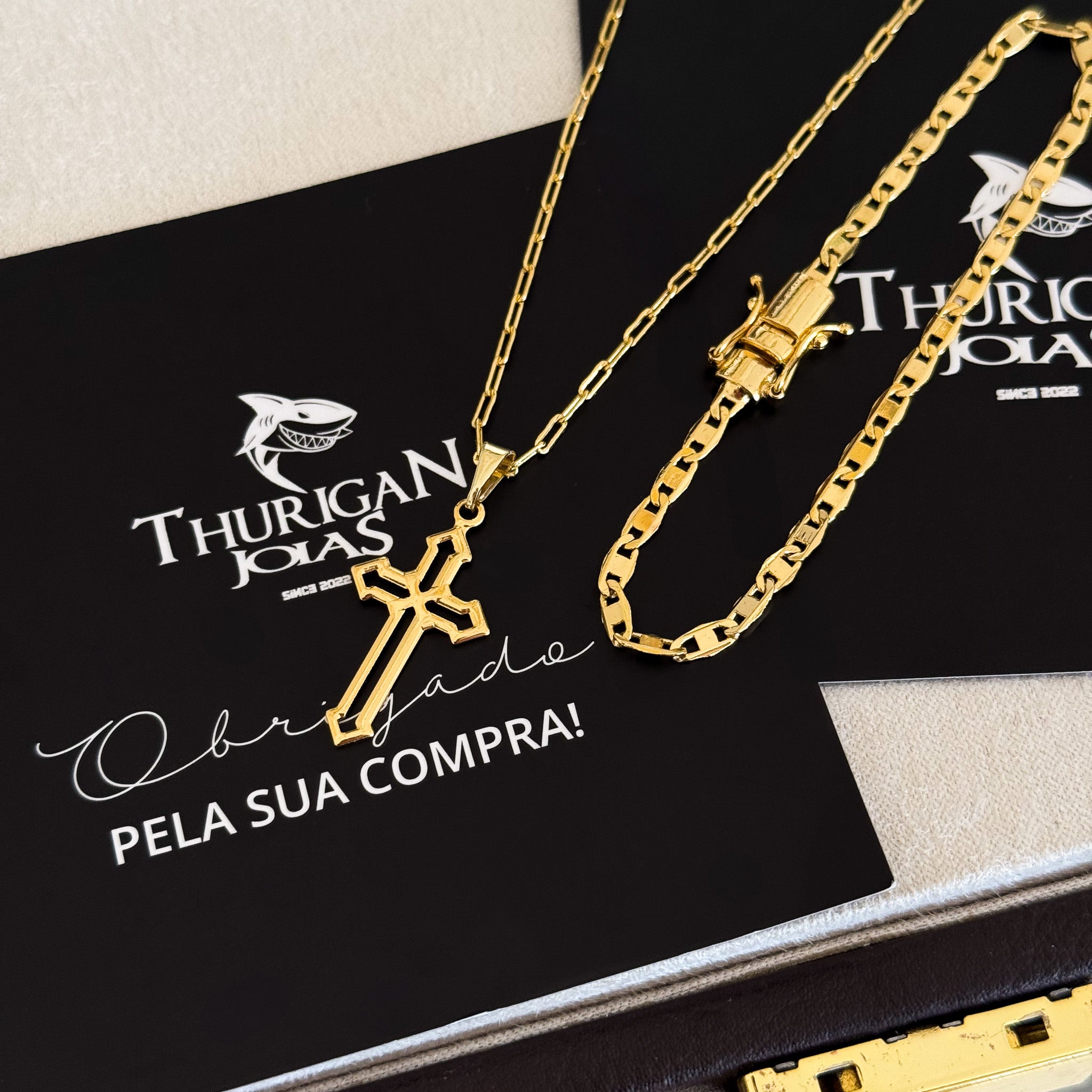 Colar Crucifixo Detalhado Vazado - Corrente Cadeado Alongado e Pulseira Piastrine Banhado A Ouro 18k