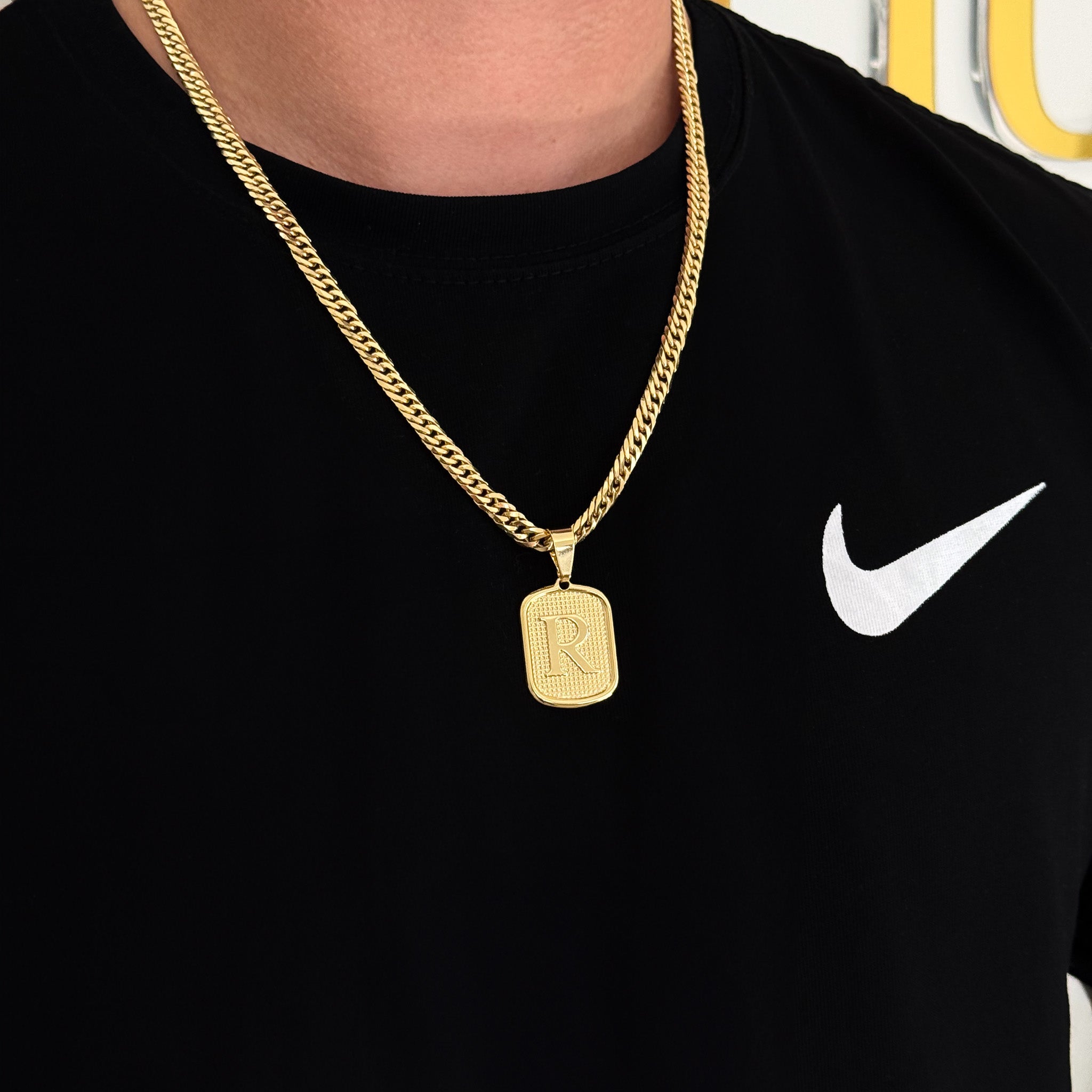 Colar Plaquinha De Letra - Corrente Lacraia 6mm Banhado A Ouro 18k