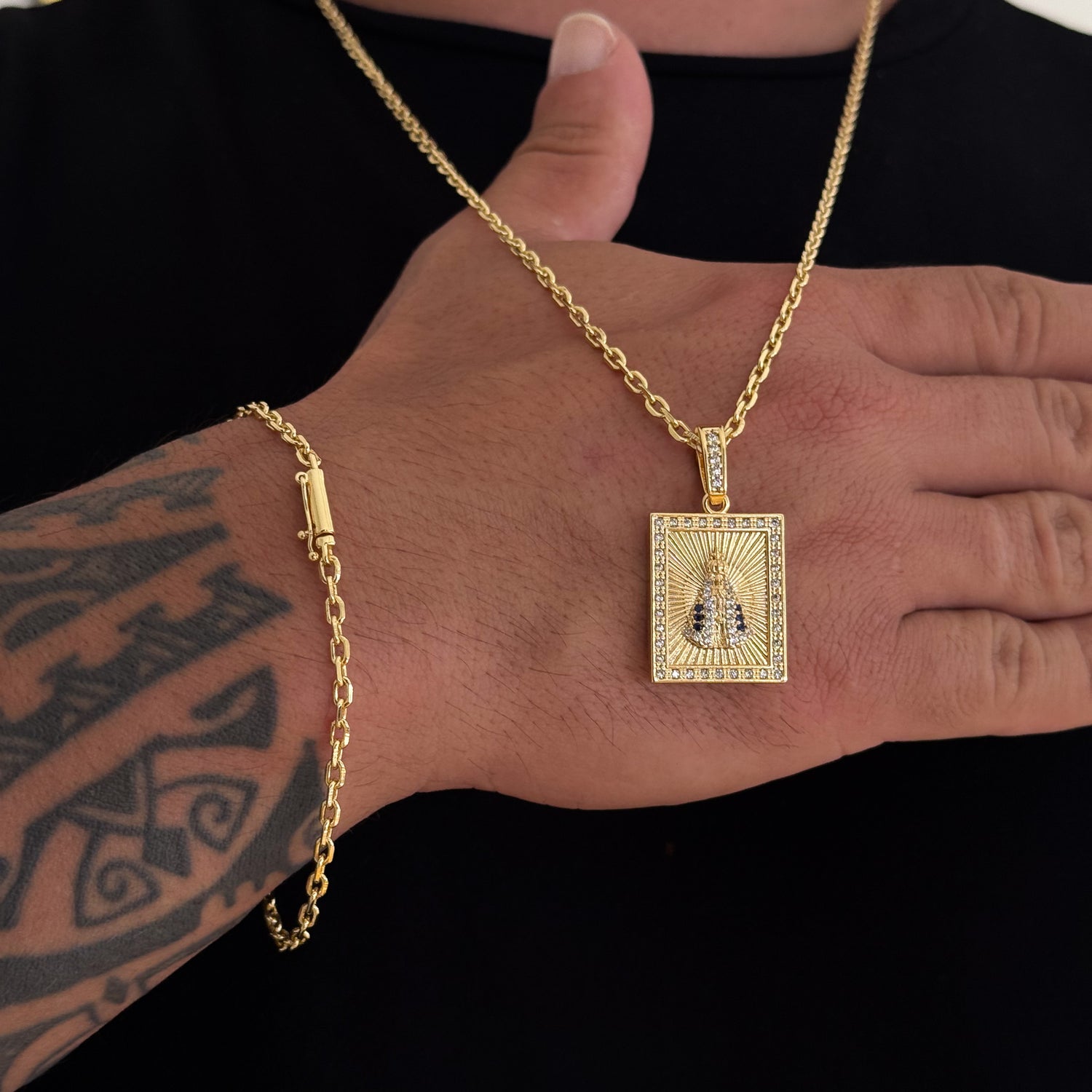 Colar Plaquinha N. Sra. Aparecida Detalhado Cravejado P - Corrente e Pulseira Cadeado 2mm Banhado A Ouro 18k