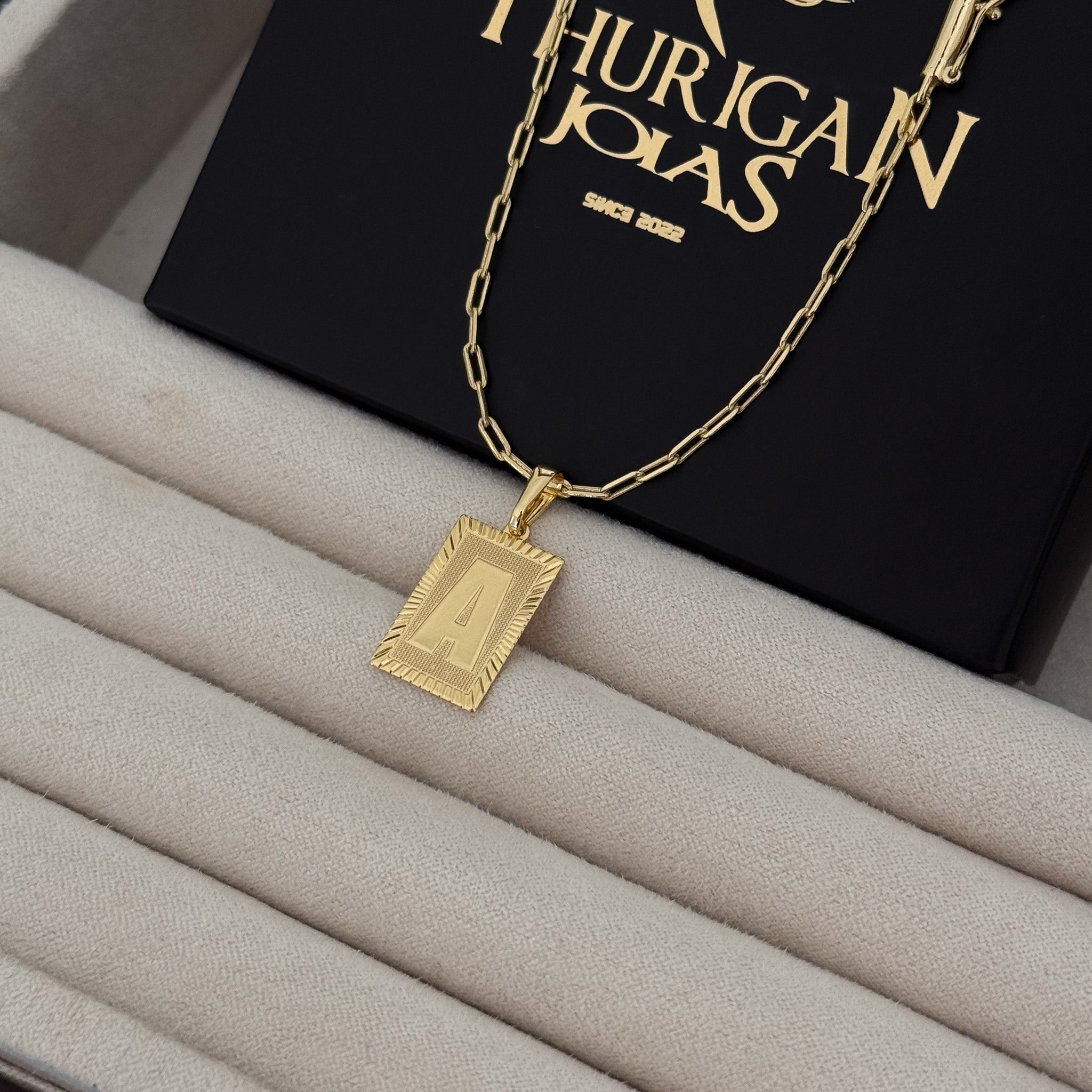 Colar Plaquinha De Letra - Corrente Cadeado Alongado Banhado A Ouro 18k