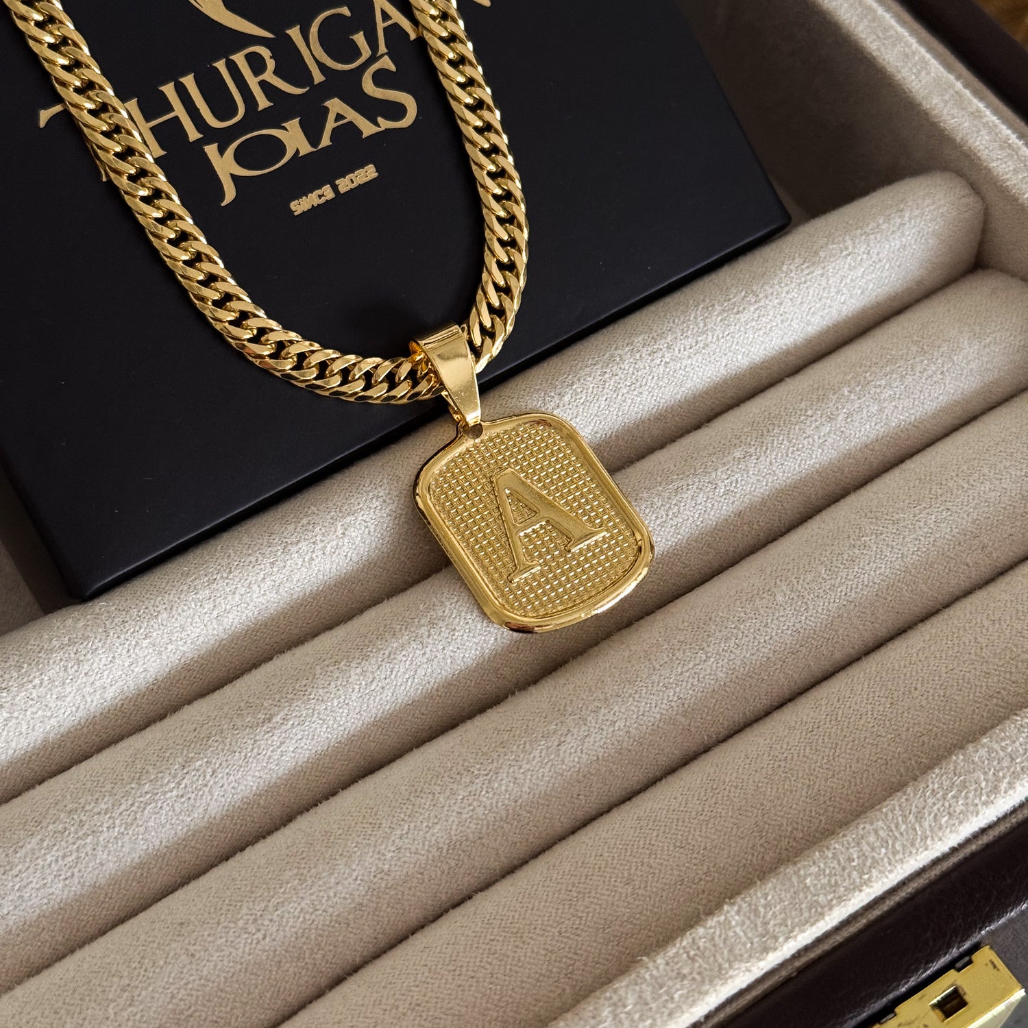 Colar Plaquinha De Letra - Corrente Lacraia 6mm Banhado A Ouro 18k