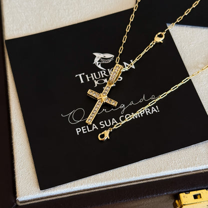 Colar Crucifixo Amarrado Cravejado - Corrente e Pulseira Cadeado Alongado Banhado A Ouro 18k