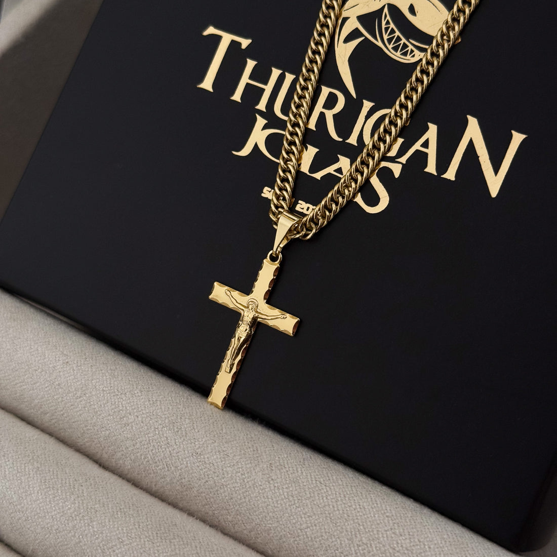 Colar Crucifixo Jesus Na Cruz 3D - Corrente Lacraia Banhado A Ouro 18k