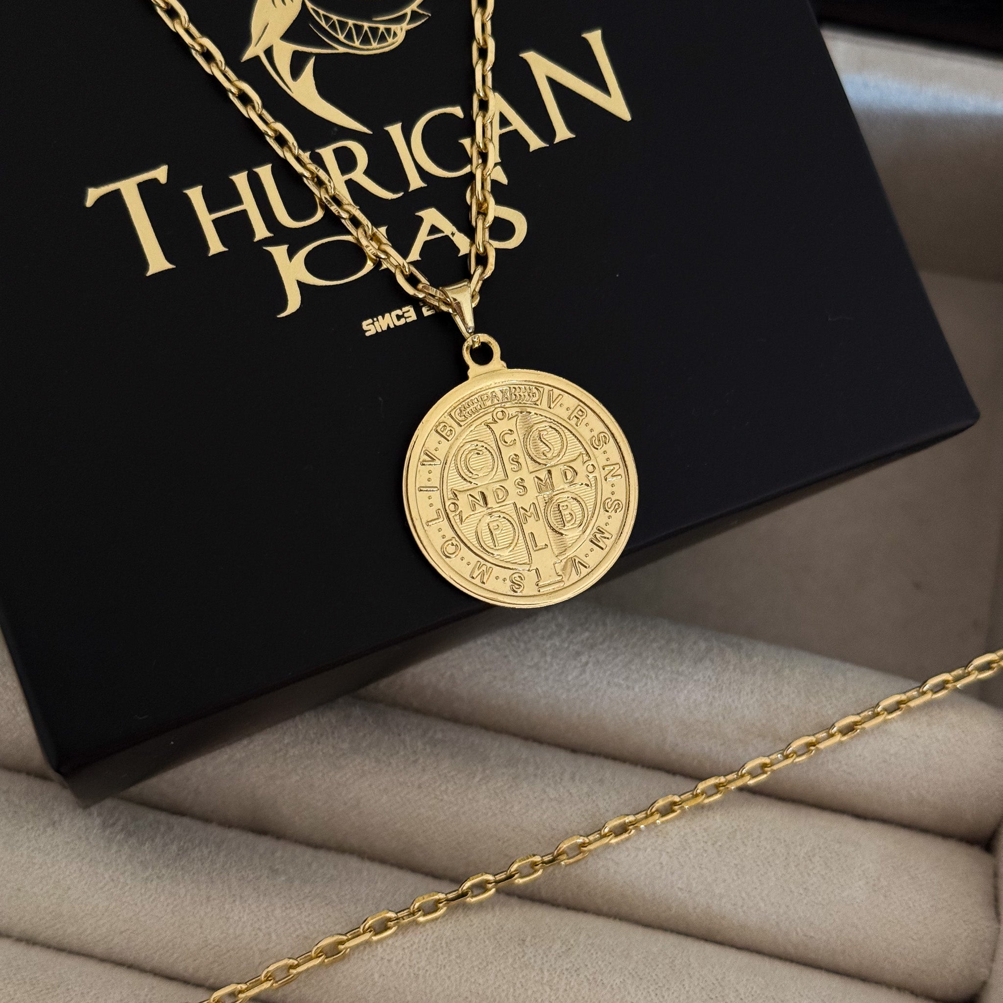 Colar Medalha De São Bento - Corrente e Pulseira Cadeado 2mm Banhado A Ouro 18k