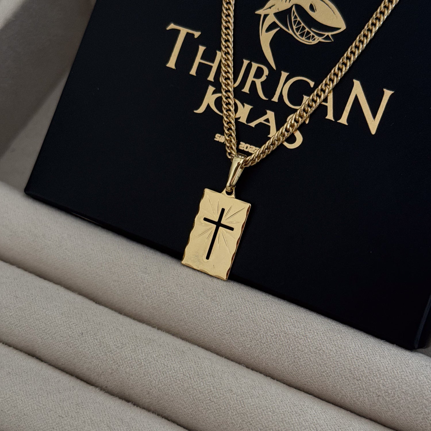 Colar Plaquinha Crucifixo Vazado - Corrente Lacraia Banhado A Ouro 18k