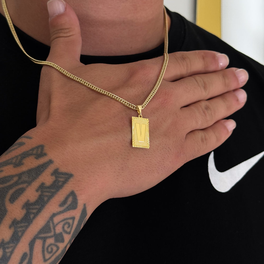 Colar Plaquinha De Letra - Corrente Lacraia 3mm Banhado A Ouro 18k