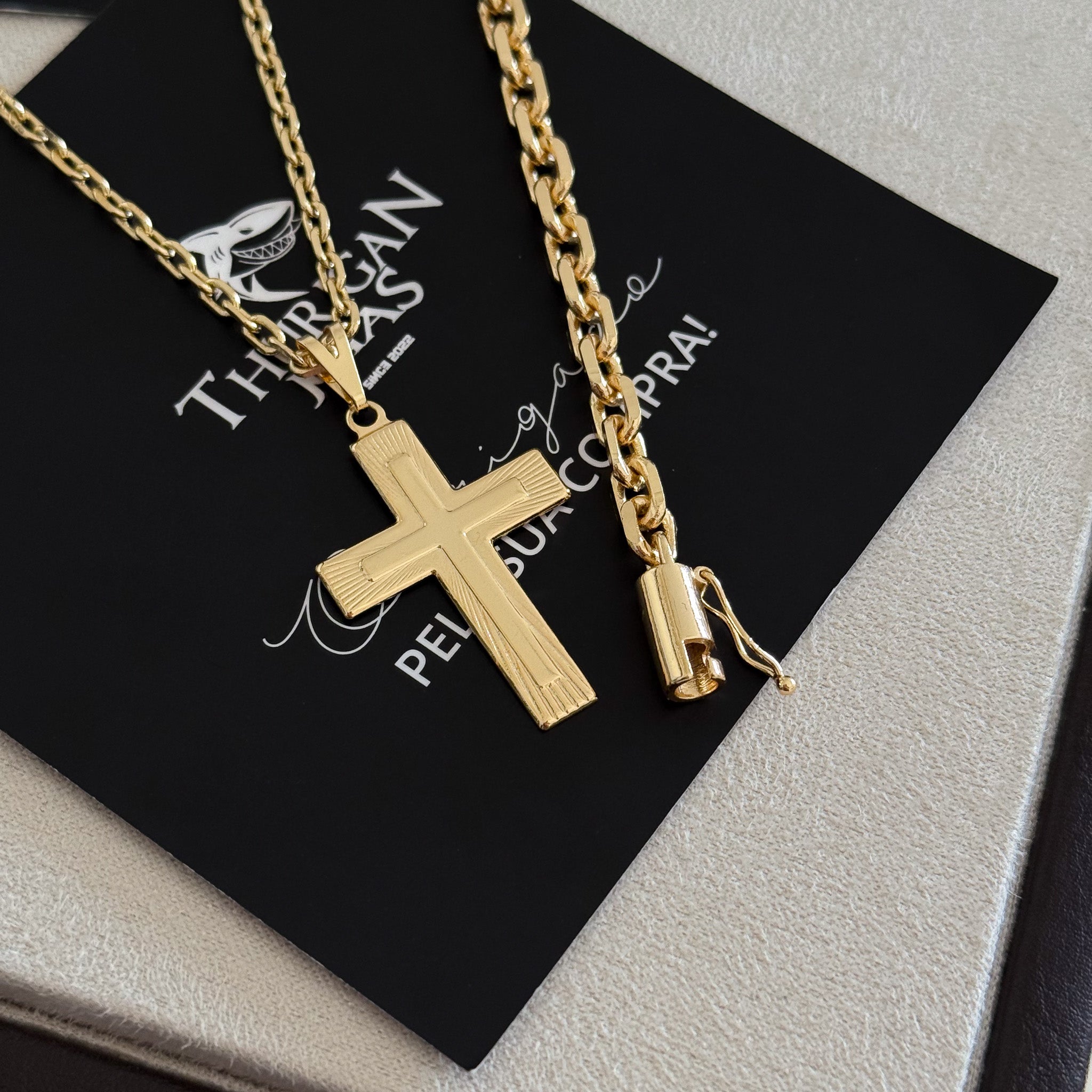 Colar Crucifixo Em Alto Relevo - Corrente e Pulseira Cadeado Banhado A Ouro 18k