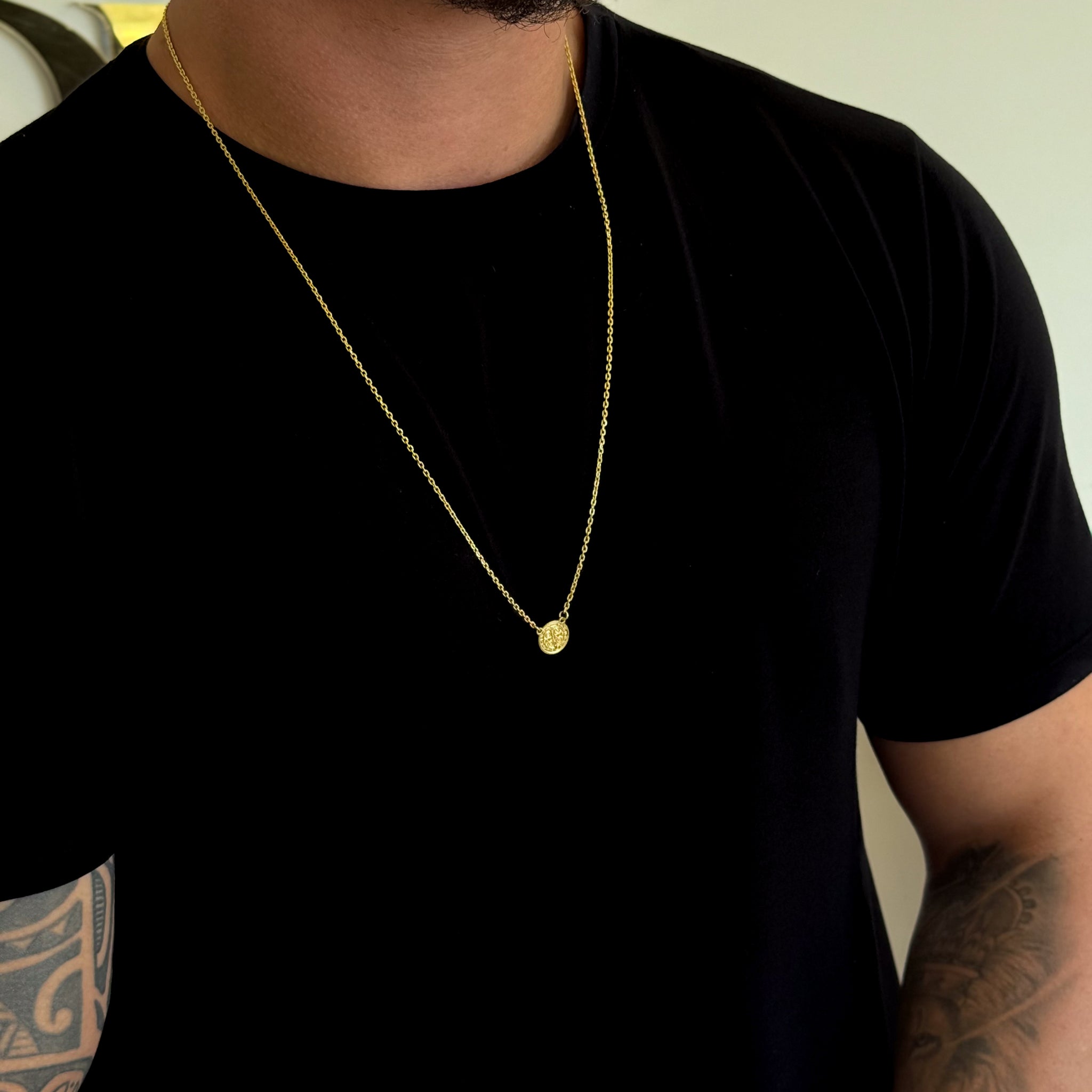 Kit Escapulário Cadeado São Bento e Brinco Ponto De Luz Cravejado Banhado A Ouro 18k