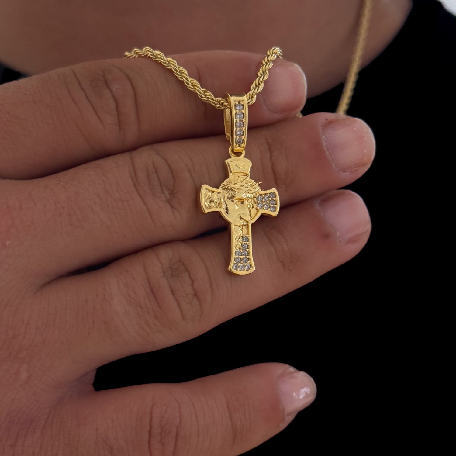Colar Crucifixo Face De Cristo Detalhado Cravejado P - Corrente Baiana Banhado A Ouro 18k