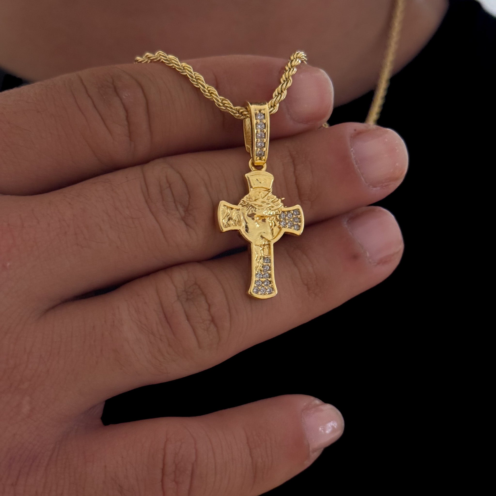 Colar Crucifixo Face De Cristo Detalhado Cravejado P - Corrente Baiana Banhado A Ouro 18k