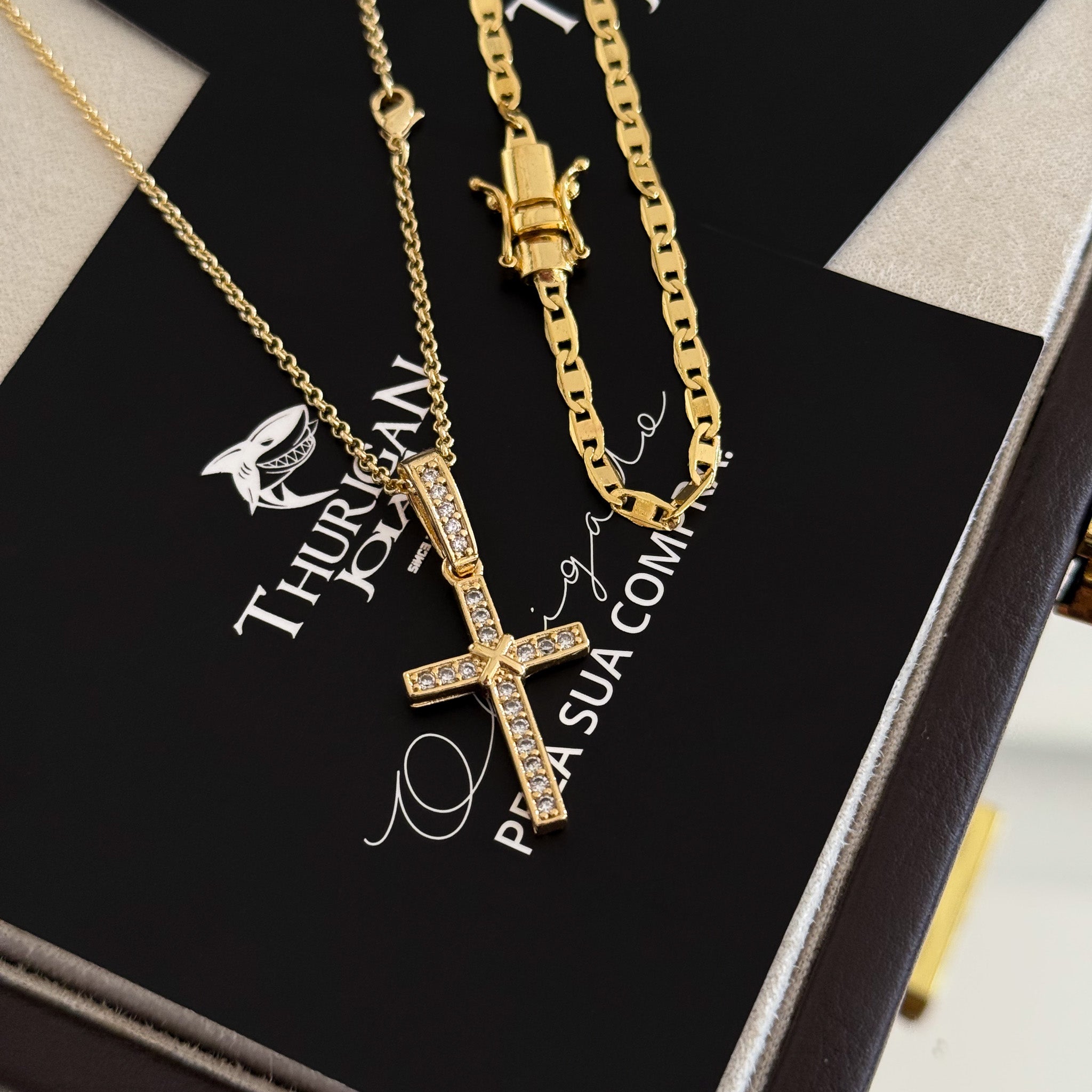 Colar Crucifixo Amarrado Cravejado - Corrente Elo Português e Pulseira Piastrine Banhado A Ouro 18k