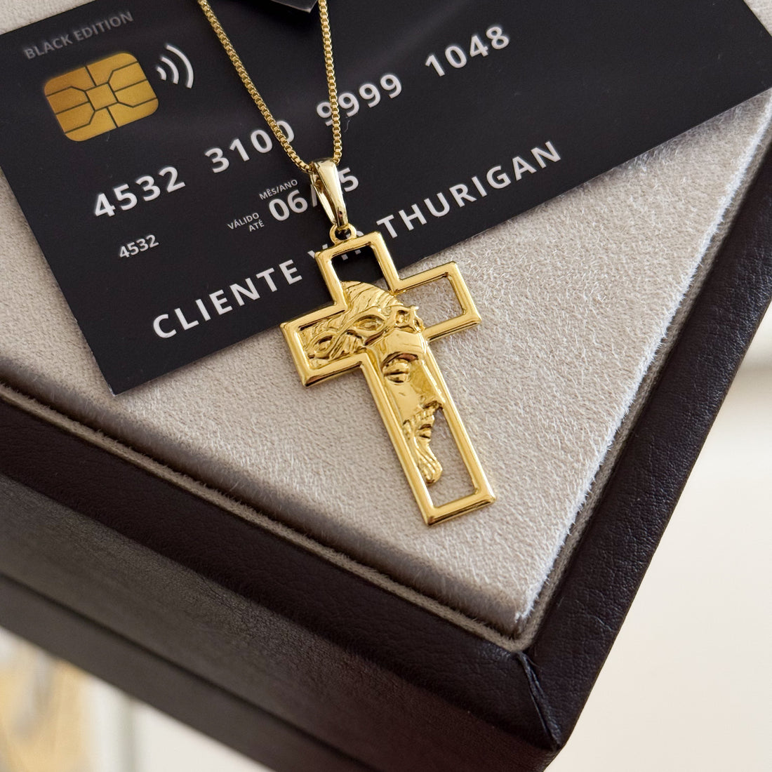 Pingente Crucifixo Com Jesus Vazado 3,5x2cm Banhado A Ouro 18k
