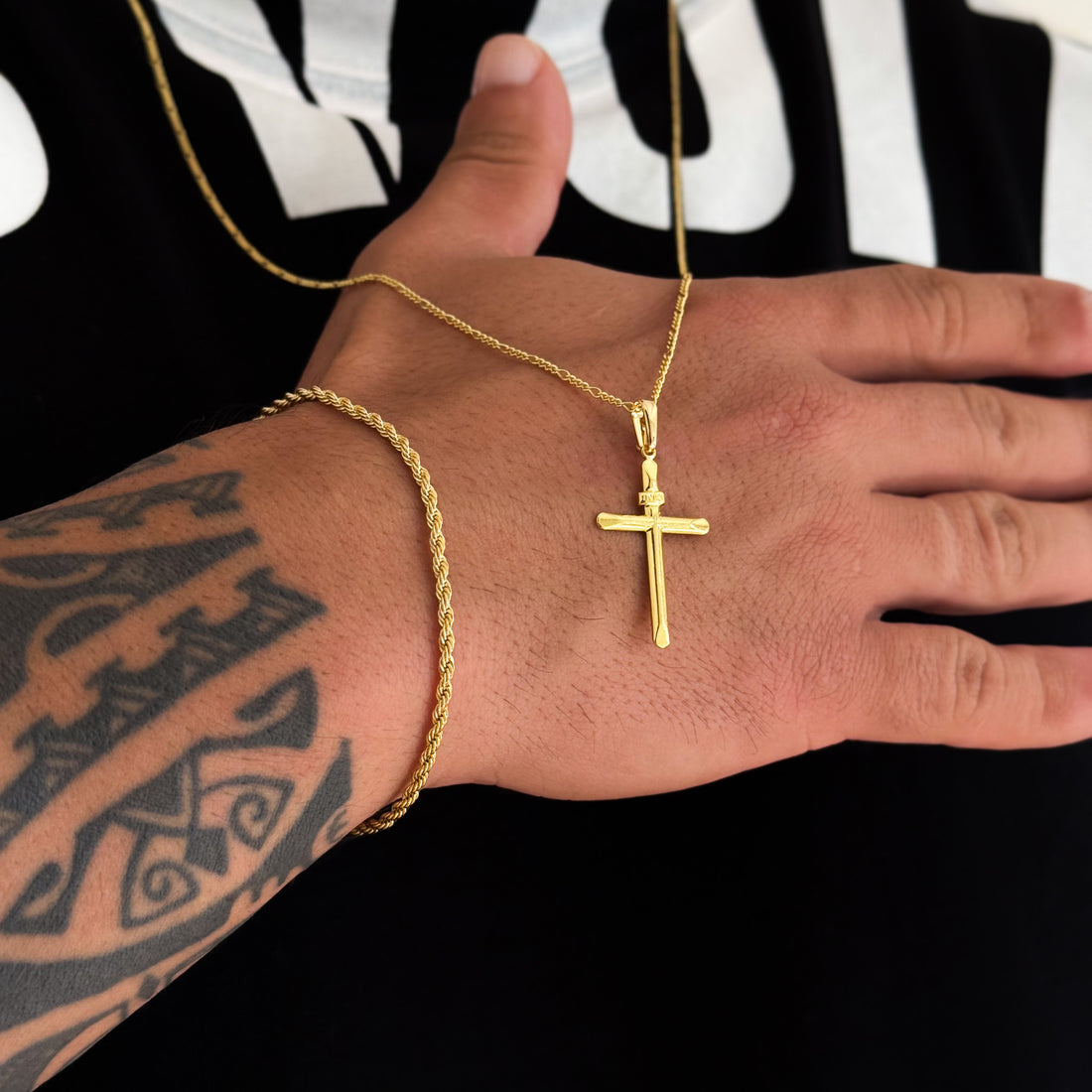 Colar Crucifixo Palito Liso Inri - Corrente 3 Por 1 Fígaro e Pulseira Baiana Banhado A Ouro 18k