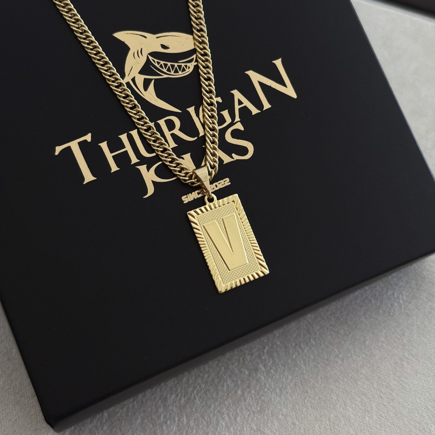 Colar Plaquinha De Letra - Corrente Lacraia 3mm Banhado A Ouro 18k