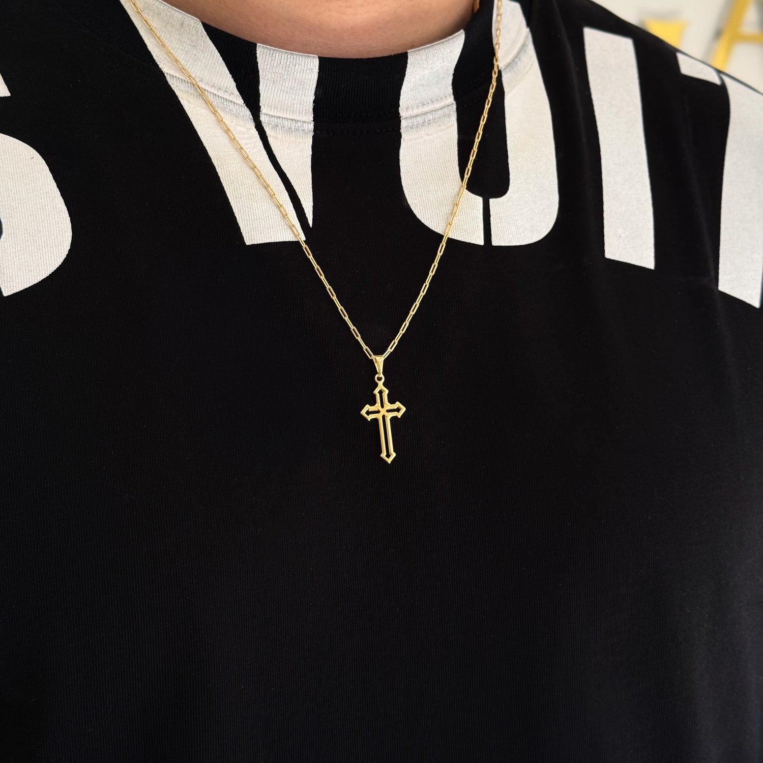 Colar Crucifixo Detalhado Vazado - Corrente Cadeado Alongado e Pulseira Piastrine Banhado A Ouro 18k
