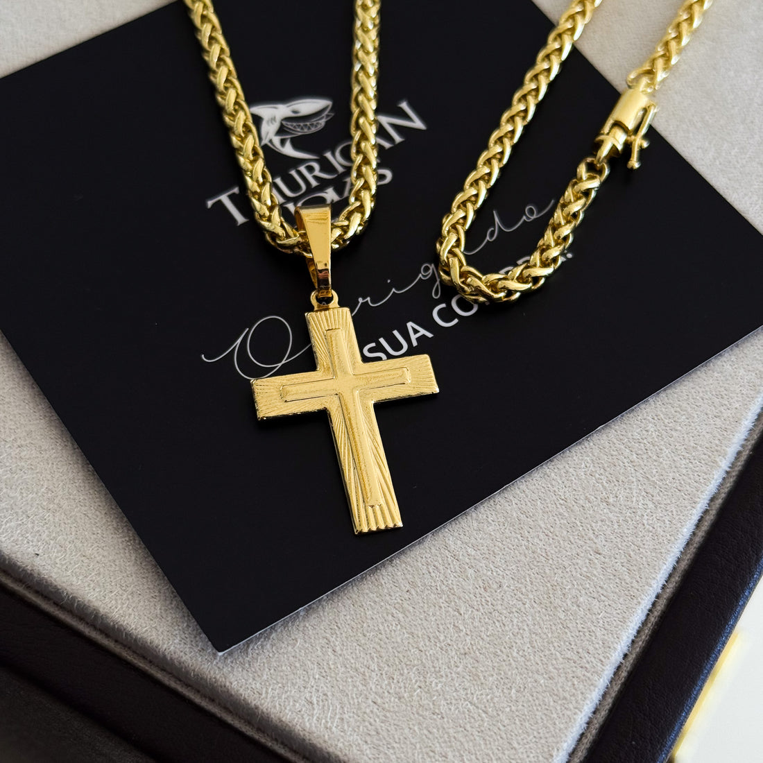 Colar Crucifixo Em Alto Relevo - Corrente e Pulseira Palmeira Banhado A Ouro 18k