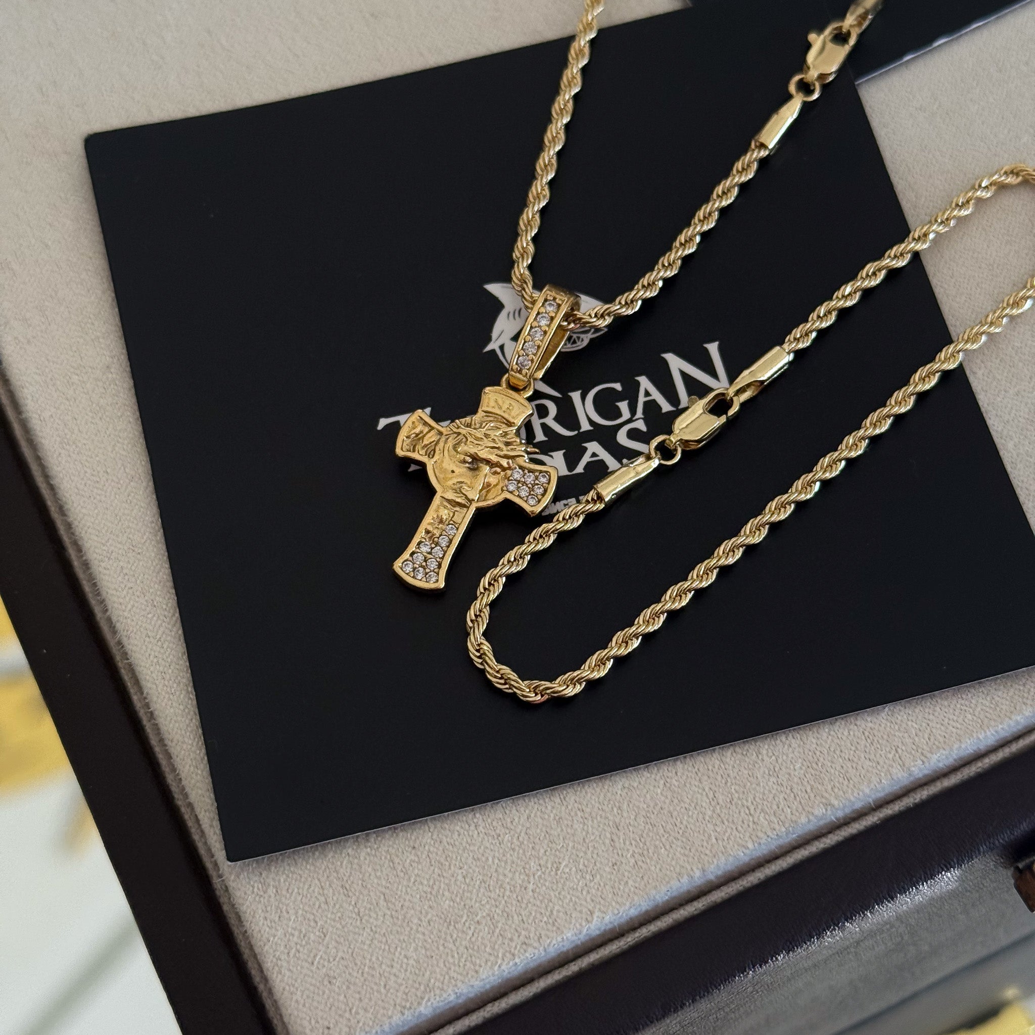 Colar Crucifixo Face De Cristo Detalhado Cravejado P - Corrente e Pulseira Baiana Banhado A Ouro 18k