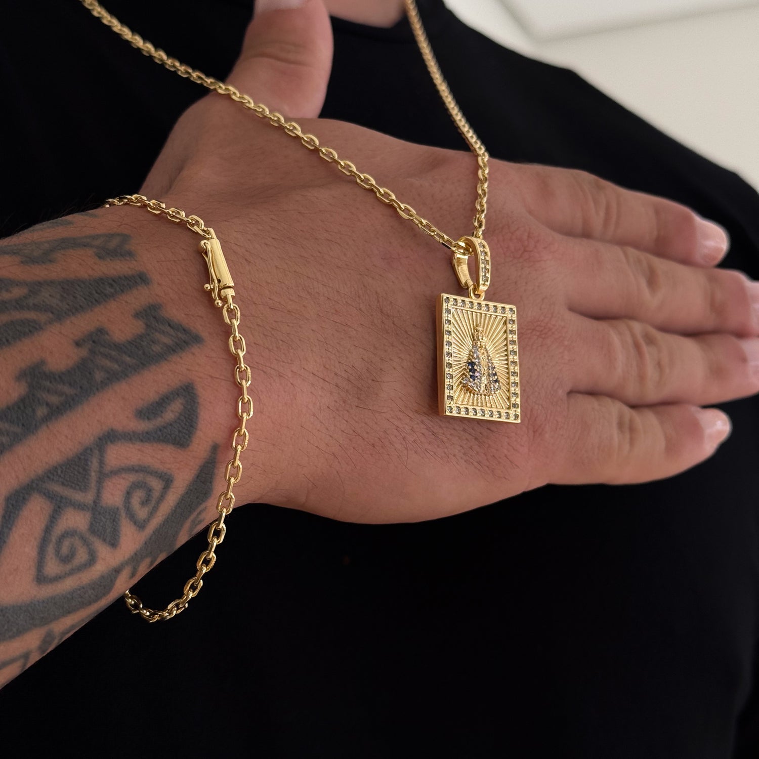 Colar Plaquinha N. Sra. Aparecida Detalhado Cravejado P - Corrente e Pulseira Cadeado 2mm Banhado A Ouro 18k