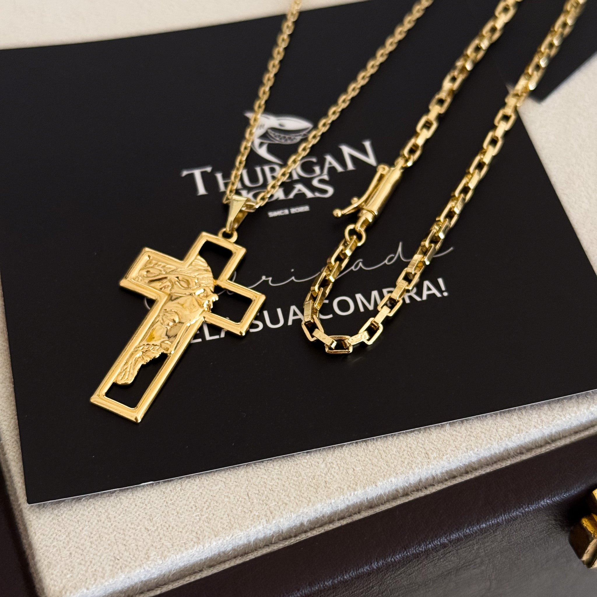 Colar Crucifixo Com Jesus Vazado - Corrente Cadeado e Pulseira Veneziana Banhado A Ouro 18k